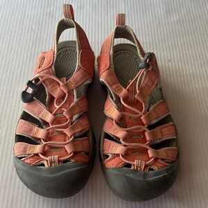 Keen Newport H2 woman’s 8.5 Pink Coral Waterproof Hiking